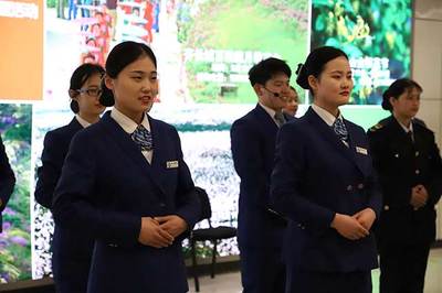 青島地鐵13號(hào)線服務(wù)禮儀操比武大賽拉開(kāi)戰(zhàn)幕，專業(yè)服裝出租助力服務(wù)風(fēng)采